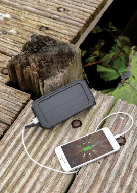 Logotrade Geschäftsgeschenke das Foto: 10.000 mAh Solar-Powerbank mit 10W Wireless aus RCS Plastik