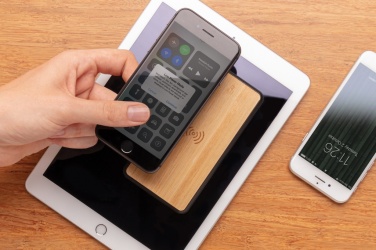 Logo trade ärikingi pilt: RCS taaskasutatud plastist 8000 mAh juhtmevaba akupank