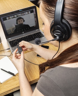 Logo trade meene pilt: Üle kõrva juhtmega töötav peakomplekt