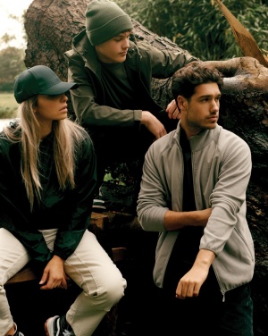 Logotrade firmakingituse foto: Iqoniq Logani taaskasutatud polüestrist tuulejope