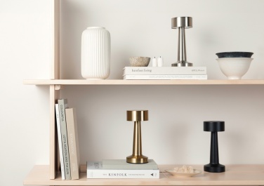 Logo trade reklaamtooted foto: VINGA Maris RCS metallist ja taaskasutatud ABS-ist laualamp