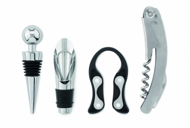 Logotrade firmakingi foto: 4-osaline veinikomplekt puidust alusel