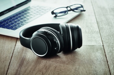 Logotrade firmakingi foto: ANC kõrvaklapid ja kott