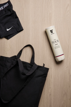 Logo trade meene pilt: VINGA Hilo AWARE™ taaskasutatud purjeriidest lukuga kott