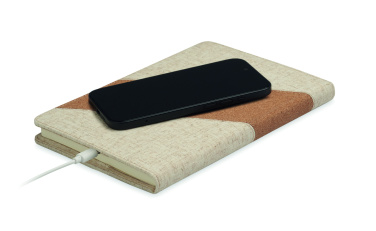 Logotrade reklaamkingituse foto: A5 märkmik 15W laadijaga CORTONA