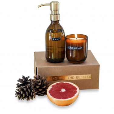 Logotrade mainoslahjat kuva: Wellmark Discovery 200 ml:n käsisaippua-annostelija ja 150 g tuoksukynttiläsetti – bambun tuoksu