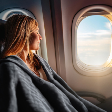 Logotrade logo dāvanas foto: Sega un spilvens 2 in 1 AMIATA Schwarzwolf