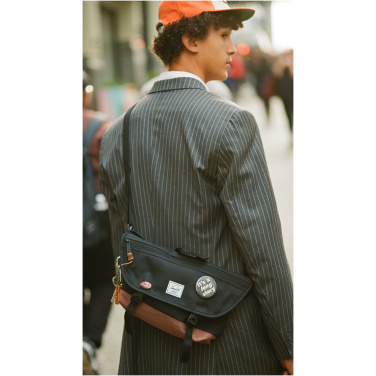 Logotrade Ideja dāvanas foto: Herschel Cove pārstrādāta kurjera soma 22,5L