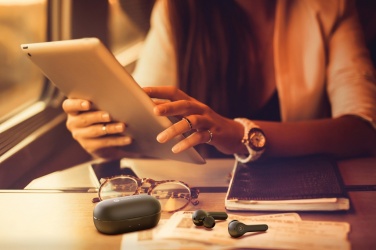 Лого трейд бизнес-подарки фото: Motorola IPX5 TWS MOTO buds 85