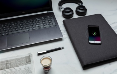 Logotrade profilreklam bild: Air A4 portfolio med trådlös laddning och powerbank