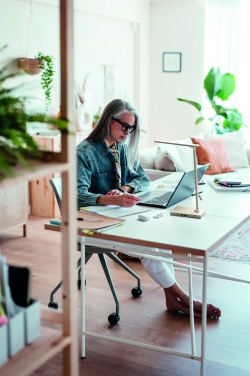 Logotrade kampanjprodukter bild: Skrivbordslampa + laddare 10W