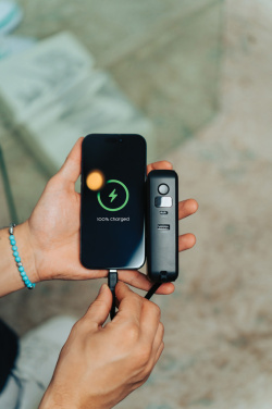 Logotrade kampanjprodukter bild: Urban Vitamin Eureka RCS återvunnen 65W hybridladdare