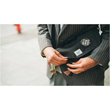 Logotrade profilprodukter bild: Herschel Cove messenger av återvunnet material 22,5L