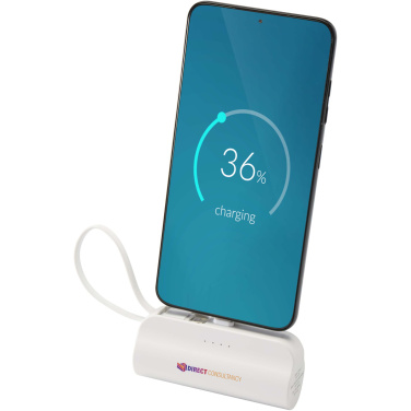 Logotrade profilprodukter bild: Alnair 5 000 mAh 10 W Type-C powerbank av återvunnen plast med inbyggt flipstativ och 2-i-1-kabel